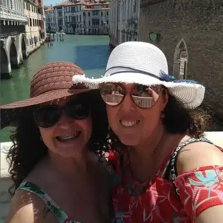 Mariana e Adriana oravam pela 'cura gay', mas acabaram apaixonadas: 'Deus nos pregou uma peça' revistapazes.com - Mariana e Adriana oravam pela 'cura gay', mas acabaram apaixonadas: 'Deus nos pregou uma peça'