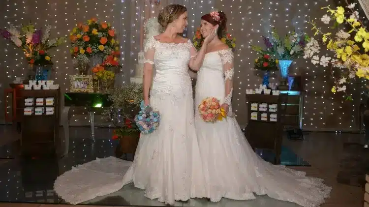 Mariana e Adriana oravam pela 'cura gay', mas acabaram apaixonadas: 'Deus nos pregou uma peça' revistapazes.com - Mariana e Adriana oravam pela 'cura gay', mas acabaram apaixonadas: 'Deus nos pregou uma peça'