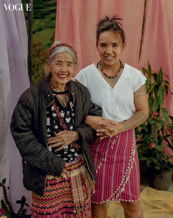 revistapazes.com - Mulher indígena de 106 anos que é tatuadora desde os 16 estampa capa da Vogue: "Tenho orgulho da minha arte"