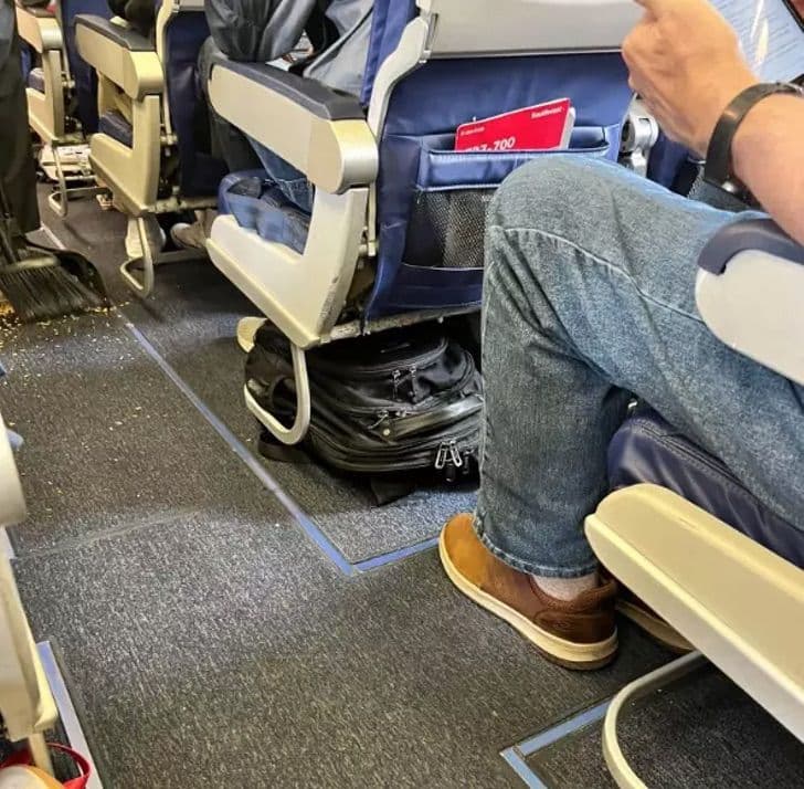 revistapazes.com - [VIDEO] Aeromoça se recusa a permitir decolagem até que passageiros malcriados limpassem sua bagunça