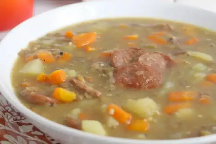 Friozinho combina com… SOPA DE LENTILHA e calabresa! Aprenda a fazer essa delícia