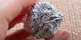 Por que as mulheres têm carregado uma bola de papel alumínio na bolsa?