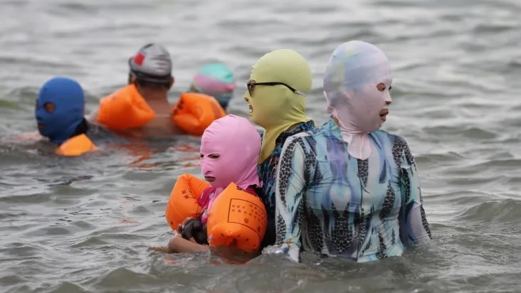 revistapazes.com - Tendência bizarra? Por que banhistas chineses estão usando máscaras faciais para ir à praia