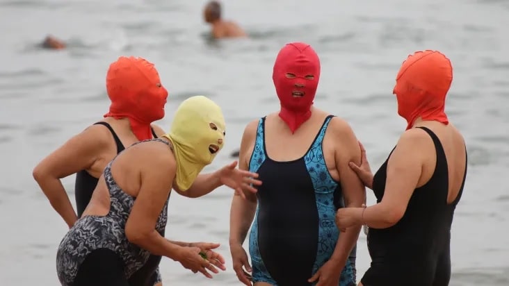 revistapazes.com - Tendência bizarra? Por que banhistas chineses estão usando máscaras faciais para ir à praia