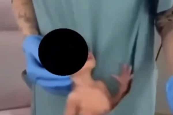 revistapazes.com - Em vídeo chocante, funcionária de hospital faz dancinha do TikTok com recém-nascido no bolso