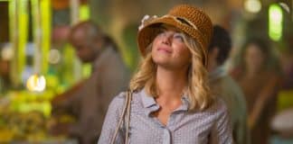 Emma Stone rouba a cena em comédia romântica filmada no belíssimo Havaí