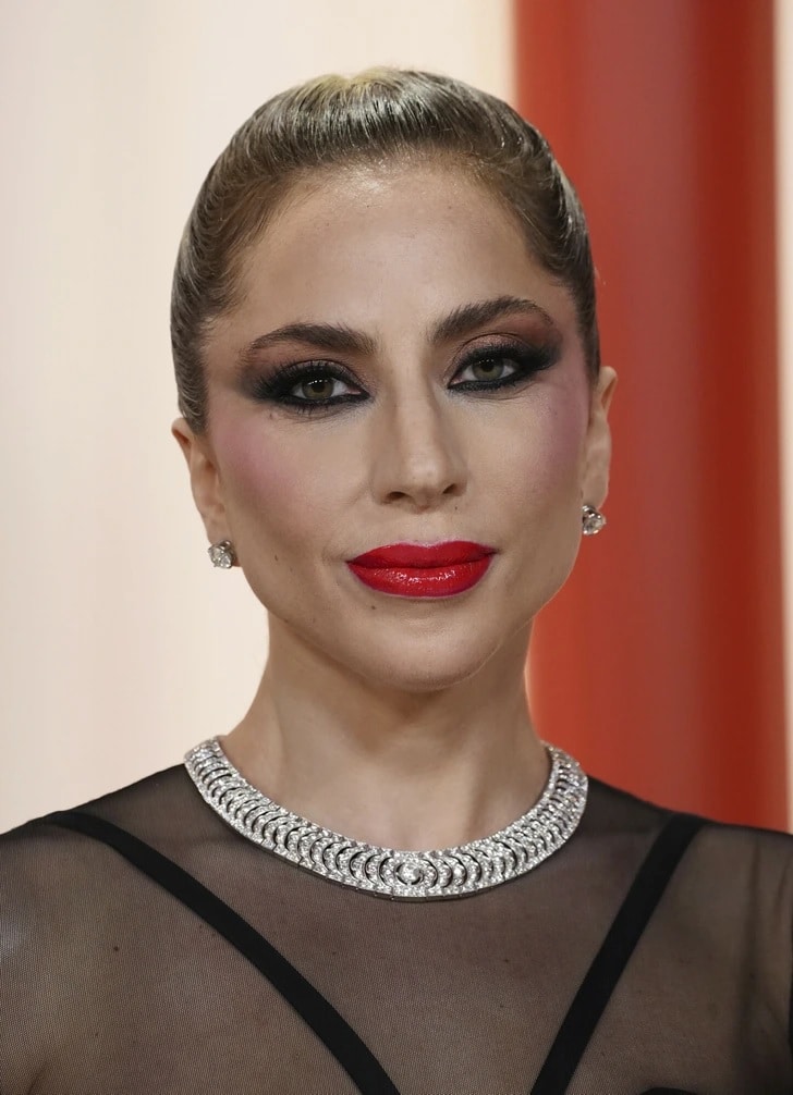 revistapazes.com - Lady Gaga se apresenta sem maquiagem, de tênis e calça jeans e ressignifica a beleza natural
