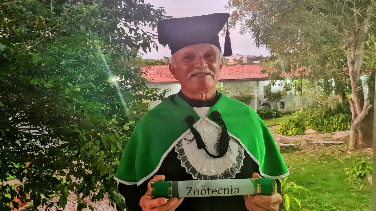 revistapazes.com - Idoso de 75 anos que rodava 100km para estudar se forma na Faculdade de Zootecnia
