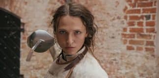 Romance imperdível que acaba de chegar à Netflix vai fazer você se sentir dentro de um conto de fadas