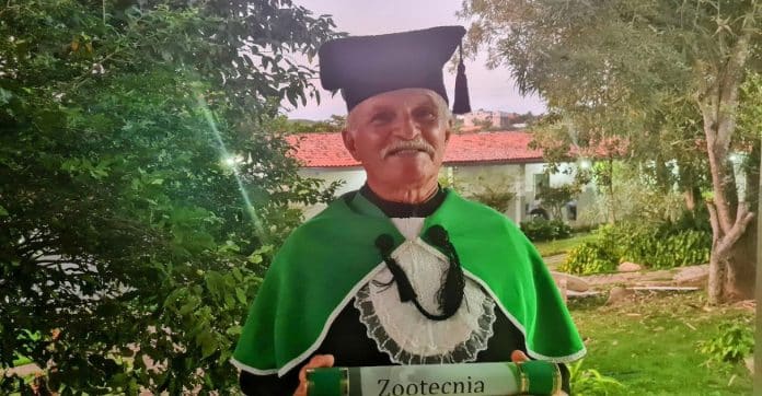 Idoso de 75 anos que rodava 100km para estudar se forma na Faculdade de Zootecnia
