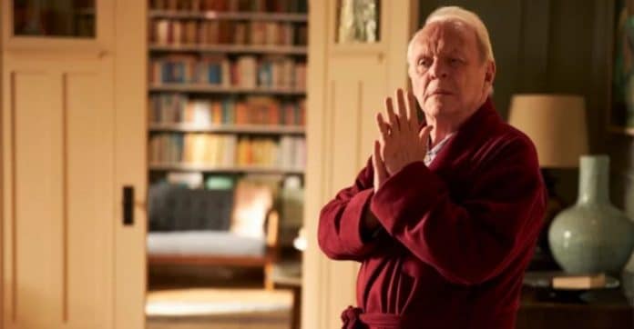 Anthony Hopkins entrega atuação de sua carreira neste filme ganhador de 2 Oscars