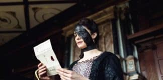 Filme indicado a 10 Oscars com Rachel Weisz e Emma Stone acaba de chegar à Netflix