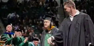 Idosa de 90 anos termina mestrado ao lado do neto de 23 e formatura emociona; veja fotos