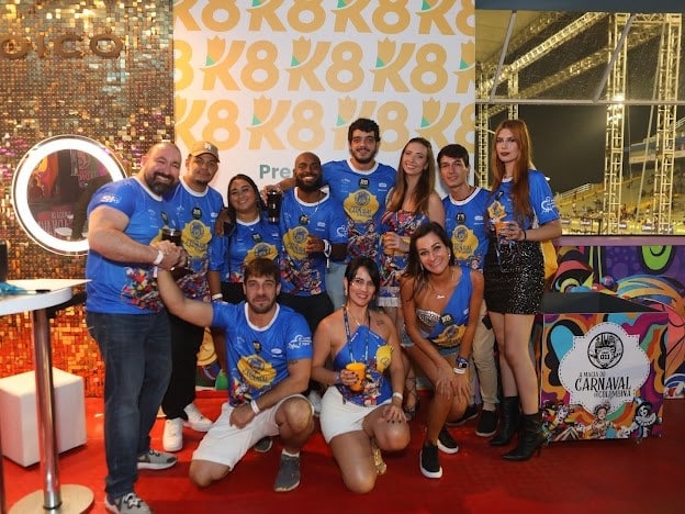 revistapazes.com - K8 leva convidados para camarote em primeira noite de carnaval em SP