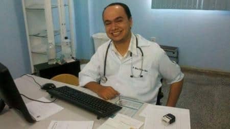 revistapazes.com - Após acidente de carro, ele se tornou 1º tetraplégico formado em Medicina no Brasil e já atendeu 6 mil pessoas de graça