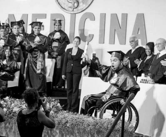 revistapazes.com - Após acidente de carro, ele se tornou 1º tetraplégico formado em Medicina no Brasil e já atendeu 6 mil pessoas de graça