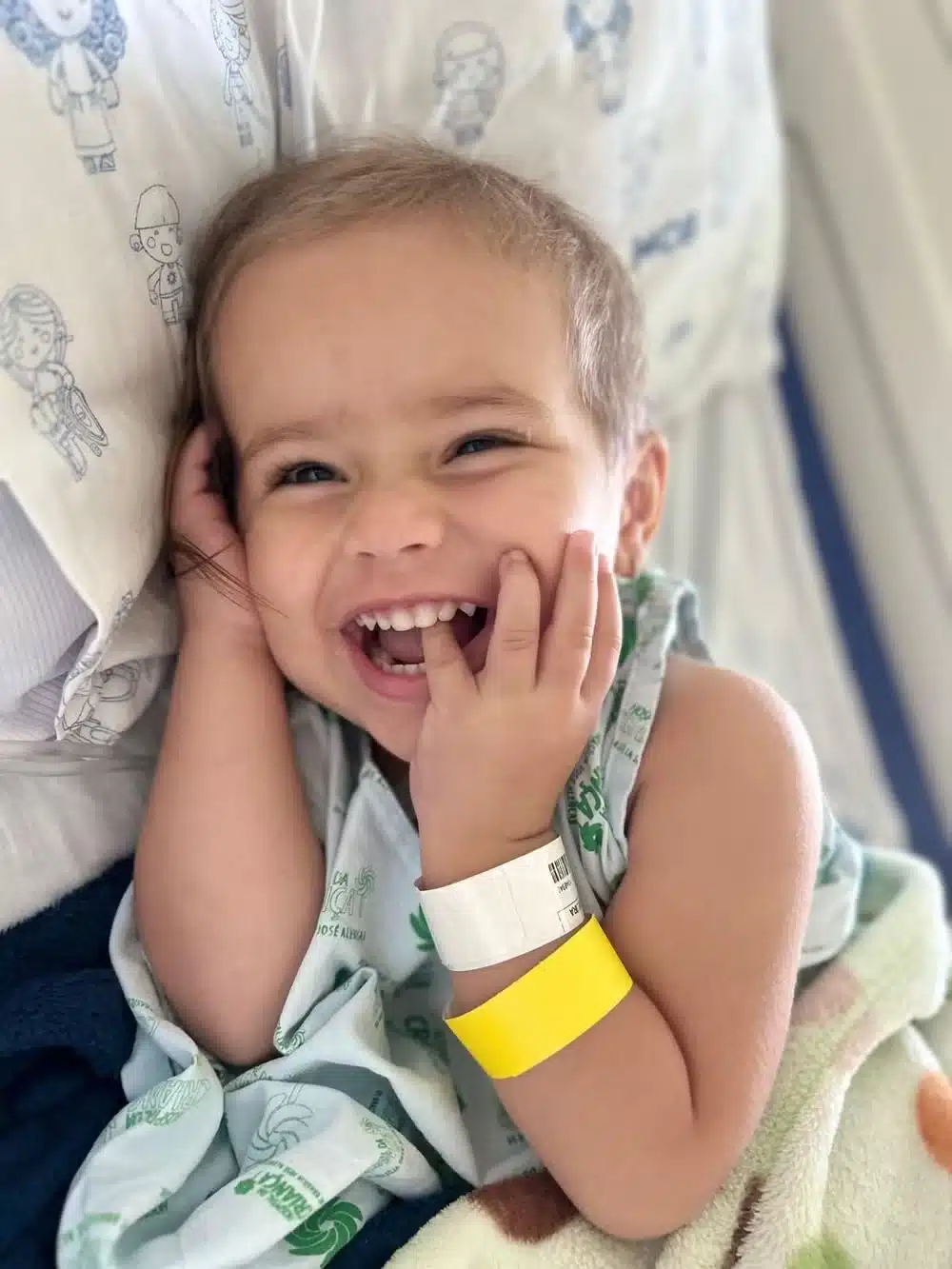 revistapazes.com - [VIDEO] Menina de 2 anos com câncer raro reencontra irmãos após quimioterapia e internet vai às lágrimas