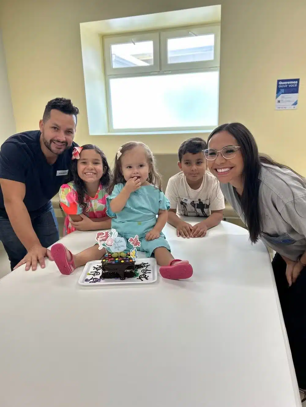 revistapazes.com - [VIDEO] Menina de 2 anos com câncer raro reencontra irmãos após quimioterapia e internet vai às lágrimas