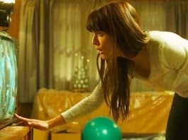 Neste filme arrepiante, mulher descobre que pode se comunicar com o passado e mudar a realidade