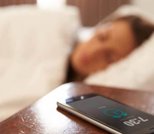 Enfermeira explica por que VOCÊ NÃO DEVE criar vários alarmes para acordar de manhã