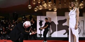 Esbanjando vitalidade aos 78, Richard Gere se ajoelha diante da esposa e emociona público – veja fotos