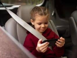 Pais estão tirando os filhos dos assentos elevatórios muito cedo; entenda de uma vez os riscos