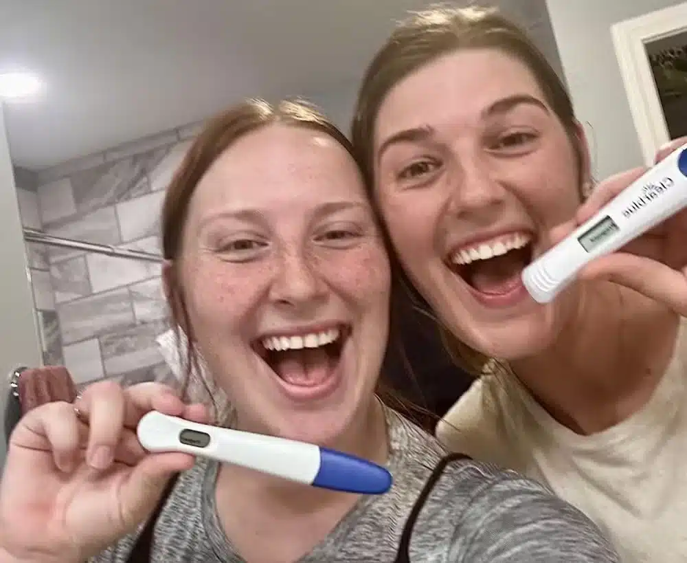 Irmãs anunciam gravidez ao mesmo tempo e emocionam os pais com 'surpresa em dobro' - Veja o vídeo revistapazes.com - Irmãs anunciam gravidez ao mesmo tempo e emocionam os pais com 'surpresa em dobro' - Veja o vídeo