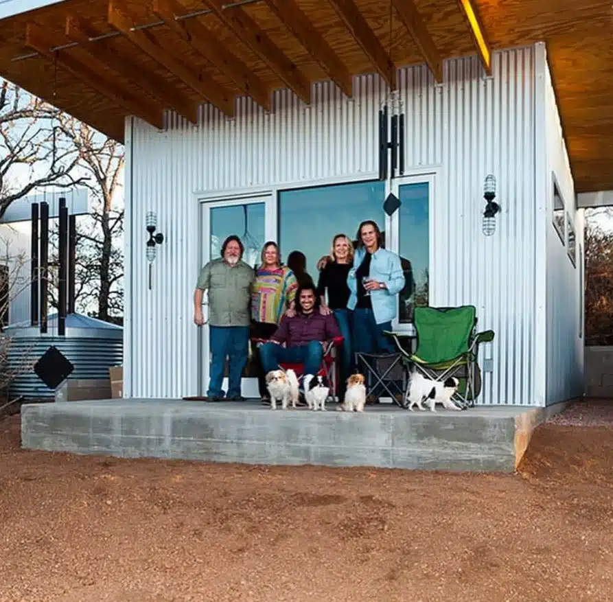Melhores amigos há 30 anos constroem vila dos sonhos para que possam envelhecer juntos - veja fotos revistapazes.com - Melhores amigos há 30 anos constroem vila dos sonhos para que possam envelhecer juntos - veja fotos