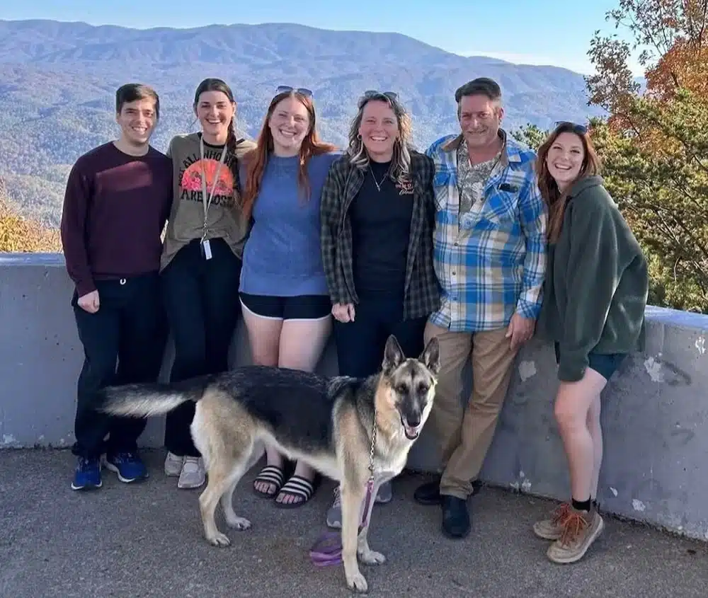 Irmãs anunciam gravidez ao mesmo tempo e emocionam os pais com 'surpresa em dobro' - Veja o vídeo revistapazes.com - Irmãs anunciam gravidez ao mesmo tempo e emocionam os pais com 'surpresa em dobro' - Veja o vídeo