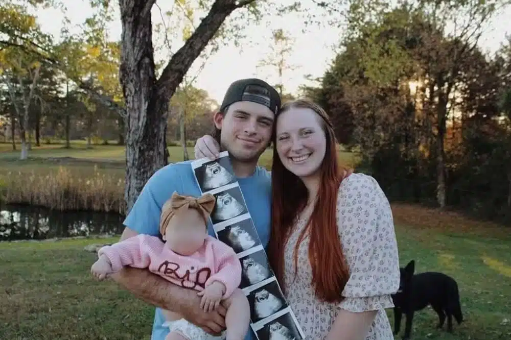 Irmãs anunciam gravidez ao mesmo tempo e emocionam os pais com 'surpresa em dobro' - Veja o vídeo revistapazes.com - Irmãs anunciam gravidez ao mesmo tempo e emocionam os pais com 'surpresa em dobro' - Veja o vídeo