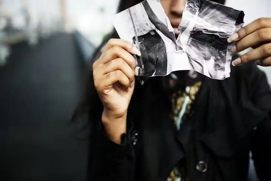 Você sofre com a Síndrome de Rebecca? Conheça condição que prejudica cruelmente as relações amorosas revistapazes.com - Você sofre com a Síndrome de Rebecca? Conheça condição que prejudica cruelmente as relações amorosas