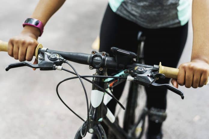 Close up of someone riding a bike Drop, flat, riser e mais: entenda os tipos de guidão de bike e suas vantagens
