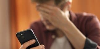 Pai de adolescente com vício grave em celular mostra mordidas que levou do filho durante crises: ‘Foram mais de 40’