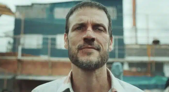 Série de suspense da Netflix mostra homem se colocando na prisão para encontrar a filha que foi sequestrada