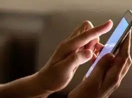 Mãe dorme com o celular no silencioso e acorda com algo que quase para seu coração