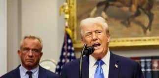 Trump faz associação bizarra entre autismo e uso de Tylenol – veja o que ele disse hoje