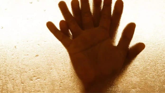 Especialista emite alerta sobre nova mania erótica com choques elétricos, que está se tornando mais popular e pode ser fatal