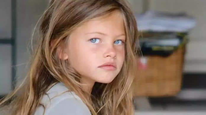 Como está hoje, aos 24 anos, a “menina mais bonita do mundo”, que fez uma aparição em um evento de moda Ela encantou o mundo aos 6 anos — e hoje, aos 24, ‘a menina mais bonita do mundo’ voltou a roubar a cena em Paris