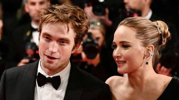 Jennifer Lawrence revela cena bizarra com Robert Pattinson: “Dei comida do lixo e ele continuou comendo”