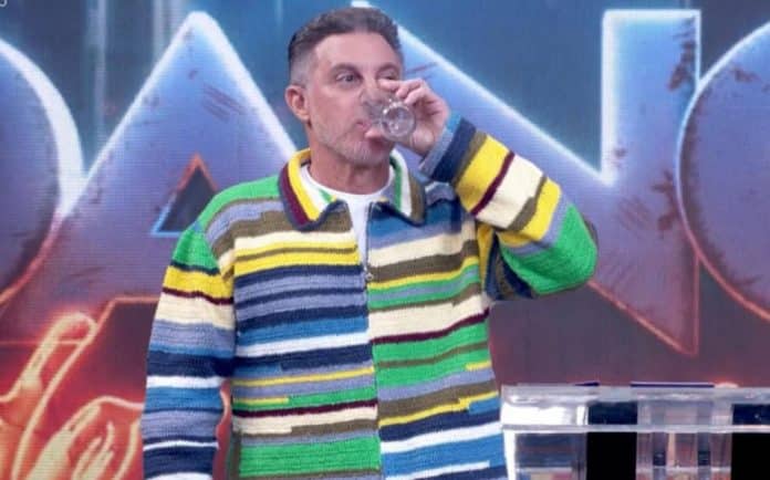 Pedido inusitado na Dança dos Famosos deixa Luciano Huck completamente sem reação