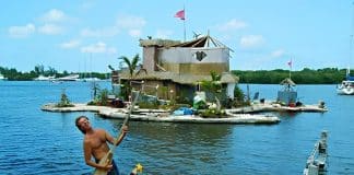 Ele construiu sozinho uma ilha montada com 150 mil garrafas PET — e viveu nela por anos no Caribe