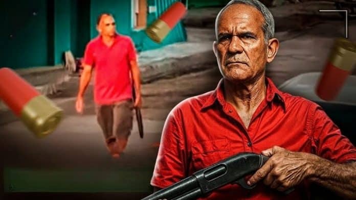 Ele se cansou dos roubos e começou a caçar sozinho os ladrões do seu bairro