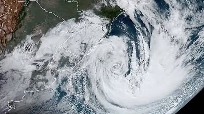 Meteorologistas emitem alerta: ciclone chega nos próximos dias com ventos devastadores e muita chuva