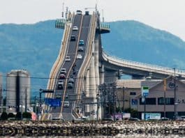 De longe parece montanha-russa: ponte japonesa viraliza por inclinação absurda; veja o vídeo