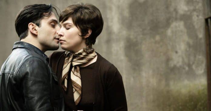 Minissérie investigativa que se tornou hit global na Netflix em 2025 é baseada em chocante caso real