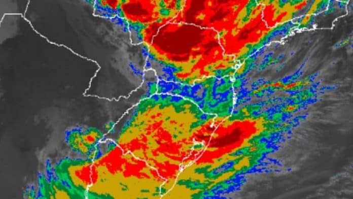 Alerta no Brasil: ciclone ganha força a partir de domingo (11) e traz fortes rajadas de vento acima de 100 km/h
