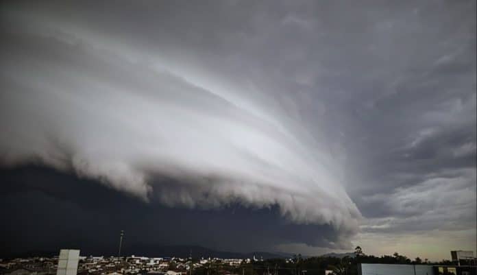 Ciclone e 100mm de chuva janeiro 2026 Ciclone avança e chuva pode passar de 100mm: duas regiões do Brasil entram em alerta nesta quinta e sexta (29)