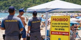 Cidade turística brasileira aprova lei que proíbe tendas e barracas em mais de 100 praias: multa pode chegar a R$ 1.000