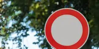 A nova placa de trânsito com círculo vermelho e centro branco está confundindo motoristas: saiba o que ela realmente significa nova placa de trânsito com círculo vermelho e centro branco
