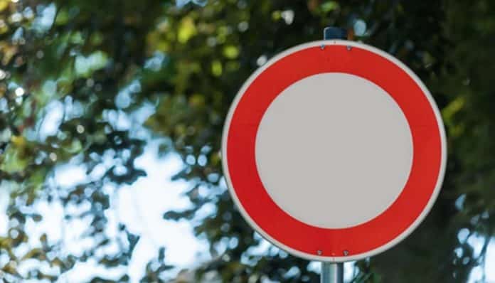 A nova placa de trânsito com círculo vermelho e centro branco está confundindo motoristas: saiba o que ela realmente significa